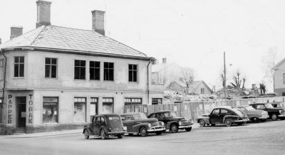 Ählströmska huset vid torget byggt år 1838. Rivs för nya huset (Anderssons). Huset till vänster är byggt 1913 Vimmerby 1956.   T.E.