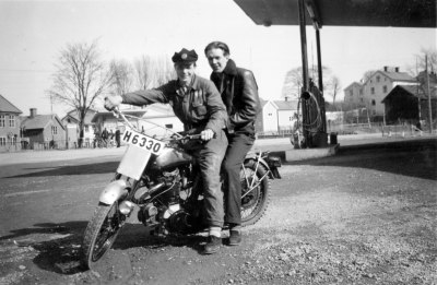 Västra Tullen
Motorcykeln " HPD " ( hopplockade delar ) 
Från vänster: Arne Fasth Vimmerby. Runar Olsson Vimmerby
