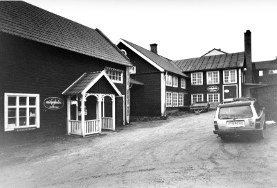 Bildtext: Innergården från väst.
Dokumentationsfotografering av tillverkningsprocessen på Snickargården.
Vårvintern 1988
Tillverkning av fransk pardörr.
Avbildade personer:
Tönnes Andersson
Bernth Ericsson
Lillan Ericsson
Alvar Andersson
Bildmaterialet användes senare till en skärmutställning om Snickargården som visades på Vimmerby Bibliotek