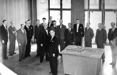 Rotarys besök vid Åtvidaberg. 1. Per Dunge, disponent 2. Karl Malmberg, fabrikör 3. Vilhelm Wenström, direktör 4. Albin Carlsson, järnhandlare 5. okänd, 6. Karl Beijer, direktör 7. okänd, 8. George Cederfeldt, källarmästare 9. Gösta von Wolcker, tandläkare 10. okänd 11. okänd 12. Erik Älgvik, stadskamrer 13. Helge Eriksson, lantbrukare 14. Åke Eckerström, advokat 15. Rudolf Eklund, föreståndare 16. Ragnar Gustavi, adjunt 17. okänd 18. okänd. Rotarys besök vid Åtvidaberg. 