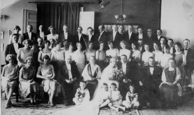 1. ?  2. Seved Pålsson  3. Sten Karlsson ( snippen )  4. Astrid Lindgren  5. Hugo Haglund  6. Vilhelm Wenström, elektriker  7. Folke Haller, träskulptör  8. Wikström  notarie,  bokhandlare  9. Ivar Beijer, kamrer 10 Oskar Blomberg  11. Ture Grönkvist, frisör  12. Nils Ståhl, fabrikör  13.  V. Andersson  14. Erik Karlsson  15. Arvid Strömdal, målare  16. Sonja Haldén  17. Einar Pålson, guldsmed  18. Greta Beijer  19. ?  20. Svea Strömert  21. Sollan Almér  22. Ulla Grönkvist  23. Göta Grönkvist  24. Magda Sköldborg  25. Ines Andersson [---] V.vik  26. Ragnhild Olsson  27. Ingrid Lindblom  28. Marta Almer  29. Arne Sköldborg, bilförsäljare  30. Elsa Karlsson  31. Sara Malmborg  32. Erik Torsell  33. Yngve Rundkvist  34. Elsa Fast Beijer  35. Gerda Wenström, fru  36. Per Inge [---] kantor Tuna  37. Greta Ståhl  38. Wikström Västervik  39 Ebba Sköldborg  40. Per Nilsson, chakurterist  41. Nilsson, fru  42. Elsa Nilsson ( Enström )  43. Enström 44. Gunnar Nilsson, ( "Skrockhöna" )  45. Augusta Strömdahl  46. Per Wenström  47. Bostrand Södra Vi  48. Bostrand Södra Vi  49. Lennart Wenström  år ?.      