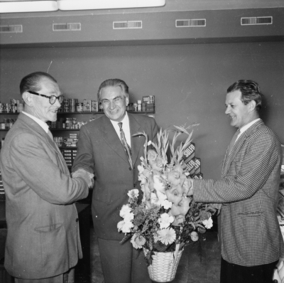 Konsum ( Vimmerby eller Storebro )
Gratulationer till nyöppnad affär 
Från vänster: 1. ? 2. Rudolf Eklund 3. ?

Dok.100602/KG 