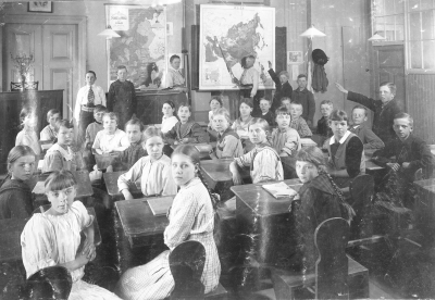 1. Gunvor Beckström, 2. Sven Ericson, 3. Gertrud Fröberg lärarinna, 4. Ernst Holst, 5. Johansson, 6. Elvira Holm, 7. Ragnar Ståhl, 8. Karin Andersson, Åbro, 9. Isak Nystrand, 11. Nansy Dahl, 12. Gerda Karlsson, 13. Iris Flender, Lindberg, 14. Ella Berg, Gråbo,  16. Inga Nyström, gift Karlsson, 17. Karl Ossowicki typograf, 18. Vicktor Andersson, 19. Karin Waern - Hoflund, 20. Ragnar Andersson ( Skinnets ) död, 21. Harry Nilsson, död, 22. Svea Strömbom, 23. Edvin Olivesjö, född Svensson, 24. John Andersson, National, 25. Axel Lilja kamrer Stockholm, 26. Anna Johansson, Åbro, 27. Greta Rundqvist, 29. Greta Holmberg, gift Sjökvist, 30. Rut Trogen - Hallberg, 31. Elsa, 32. Kurt Fransson, död.             