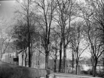 Kampen och en av flygelbyggnaderna. 
