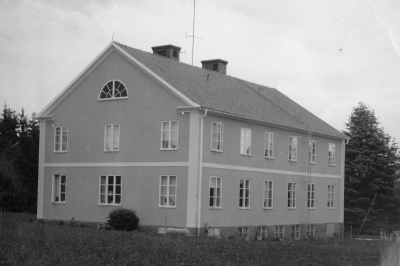 Ålderdomshemmet  Nydala i S. Vi 1966. Runt detta gamla Ålderdomshem byggdes det nuvarande, Vidala, det gamla revs efter nybyggnationen. Stenfoten användes senare i Brunnsparken, Södra Vi.