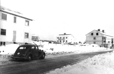 Storgatan 1950-talet. Huset till höger Storgatan 81, byggdes av Ivar Nilsson.   T.E.