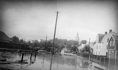 Östra Tullportsgatan 1940-talet? 
Översvämning på gatan
Huset längst till höger. Handelskompaniet och Dahlströms mjölkaffär, Stora vita huset, här fanns Telegrafen på 1930-talet. 