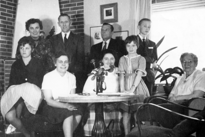 Bosses konfirmation, sittande från vänster  1. Birgitta Danielsson, fröken. 2. Elsie Eriksson, fru 3. Carola Säterfors, fru 4. AnnMari Säterfors, fröken. 5. Elin Johansson, fru  död 1974.  Stående från vänster  1. Greta Danielsson, fru 2. Thorvald Eriksson, stadsbibliotekarie 3. Ingvar Säterfors, vaktmästare 4. Bo Eriksson, studerande.     