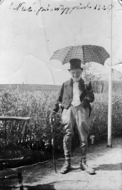 Anders Johan Andersson, Nygård Vimmerby kallad "Nue på Nygård". Fotot från utställningen 1920, kläderna över 100 år gamla.     
Eller Jordbrukets dag den 24/6 1924      