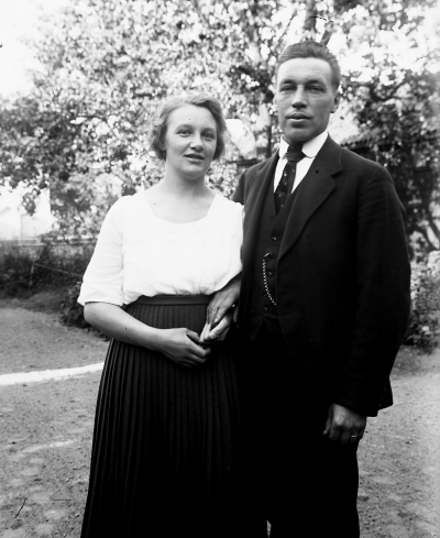 Mannen är Gustav Johansson född 1885 i Frödinge död 1965 22/1 i Vimmerby. Arbetade som poliskonstapel i Vimmerby. Hans hustru Pauline Andersson född 1892 dotter till mösskräddare Hampus Viktor Andersson och Ewa Sofia Hammarqvist, bodde i västra kvarteret 7, Vimmerby
Gustav och Pauline gifte sej 1918   M.K.