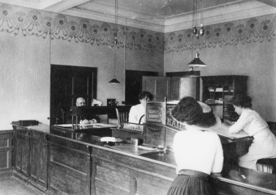 Svenska Handelsbanken.                                     1.Erik Ingerström, Bankdirektör  2?,  3?,  4. Karin Berggren född 1886.  