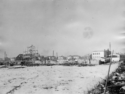 Capellahusen bygges. Fastigheter Lindängsgatan i bakgrunden. Till höger Mästersöm som utökades på 1950-talet. Mästersöm upphörde på 1960-talet. Blev under 1960-tal "Möberlnytt".