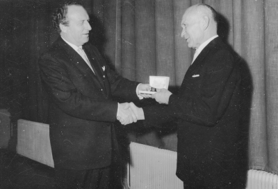 Stadsfullmäktiges ordf. Erik Paulsson överlämnar guldklocka till avgående brandförman Staffan Wettermark år 1966. 