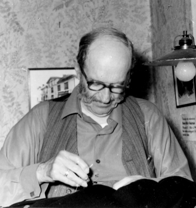 Skräddarmästare Erik Jakobsson på arbetsbord. 