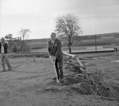 Stadshuset byggs
" första spadtaget "

Dok.110225/KG