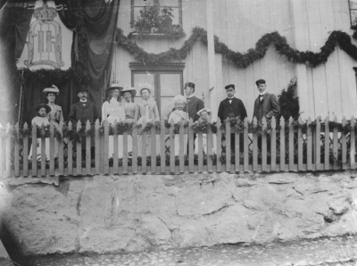Borgmästargården  vid järnvägsinvigningen. Från vänster 1. Kerstin Wahlberg, 2,  ? 3. Otto Gustaf Wahlberg, 4. Edith Westberg, 5,?  6. Fru Wahlberg, 7. Torsten Wahlberg, 8, 9. Gustav Adolf Wahlberg.