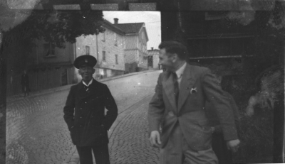 t v Stins Gustaf Lüning gör grimas, t h urmakre John Vogel i Kyrkogårdsgatans mynning mot Rönnbärsgatan


Dok.070817/RS