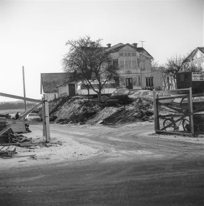 "Nybergska fastigheterna rives sedan Stadshuset bygges 1975-76." Thorvald Eriksson