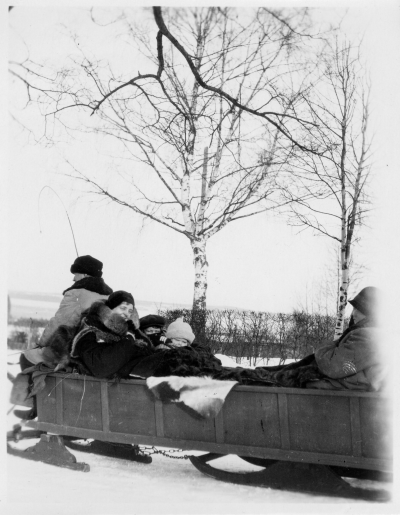 Tellberg 1930 i februari. Slädfärd runt Sjugare? en strålande vinterdag.