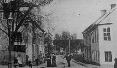 Storgatan 1910-talet.Till höger Gustav Törnberg. T.E.
Till vänster: Malmbergs affär och senare på övervåningen Johans Pensionat. I bakgrunden Centralbryggeriet
Till höger: Biografen National 