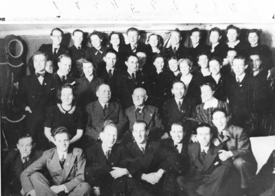 VFHF Ungdomsgille1941.                                 Längst bak från vänster 1. Carl-Erik Malmberg, Tandläkare  2. Ejnar Nordin  3. Lisa Lindblad  4. Astrid Nordéen  5. Helge Ängsö, Snickare Södra Vi   6. Gull-Britt Kask 7. Pontus  Grönkvist, Snickare sedan möbelhandlare  8. Eva Svensson  9. Siri Grönkvist, Fru 10. Greta Almér  11. Karin Jönsson- Waerngren, Fru  12. Erik Andersson  13.  Jakobsson, Disponent ( Pripps)  14. Olle Hammargren, Urmakare   15. Josef Nilsson  16. Inga-Lis Hammargren, Fru. 17. Nils Bohman, Trädgårdsmästare  18. Carl-Axel Almér, Plåtslagare  19. Birger Andersson Tapetserare  20. Andersson, Fru          21. Vera Alexandesson- Larsson, Fru  22. Anna Sandberg, Fru  23. Nora Boman, Fru    24. Karin Svanberg, Fru   25?,   26. Folke Gustavsson 27. Nils Holm, Hotellvaktmästare. Sittande från vänster  28 Greta Vogel, Fru  29. Ivar Sandberg, Svarvare, Byggmästare  30. Oskar Wenström, Kopparslagare  31. John Vogel, Urmakare. 32. Maja Magnusson  33. Fritz Stråhl, Skräddare  34. Johansson, Urmakare 35. Rolf Grönbeck 36. Paul Nilsson, Verkmästare  37. Olle Lindblad, Smed  38. Erik Svanberg, Frisör  39. Carl-Allkan Sand, Rörmokare.       .     