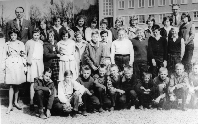 Översta raden från vänster 1. Lennart Gertz, rektor 2. Kerstin Lundberg, 3. Inga-Lena Forsberg, 4. Ylva Hammarlund, 5.  6.  7. Margareta Kullbom, 8. Gun Karevik, 9. Elisabeth Larö, 10. Lise-Lott Svensson, 11. Lena Wenström, 12. Börje Engström, lärare, 13. Leijon, 14. Eva Hammarlund, 15. Lena Eving, 16. Birgitta Palmér, 17. Marita Ingelsjö, 18. Helené Brorson, 19. Tommy Dahlström, 20. Gert-Inge Karlsson, 21. Bo Holst,  22. Sören Johansson, 23. Per-Inge Thörnqvist, 24. Lars-Ove Johansson, 25.  26. Gunnar Tejle, 27. Thomas Jonsson, 28. Bengt Norell, 29. Christer Johansson, 30. Tommy Lätt, 31. Jörgen Pettersson, 32. Rune Lind, 33. Torgny Alvin, 34. Bo Eriksson.  