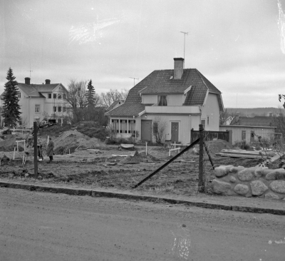 Storgatan / Ringvägen

Fr.v. 1 Persborg ägare Polis Halldén, sedan Uno Hoflund sedan Jägerback. Texako macken byggdes i hörnet av Storgatan - Ringvägen 1960-talet? ägare till villan Stadsfiskal Ernst Lundahl.   T.E.

Dok.110330/KG

