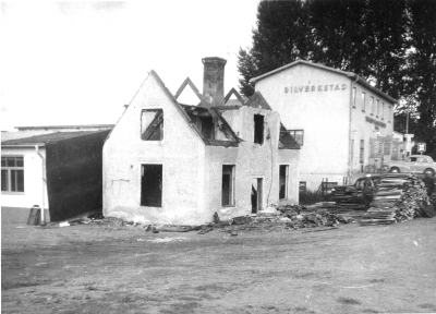 "Pottaske"stugan vid Västra Tullen rives 1960-talet Tejles bilverkstad till höger. Ture Linds verkstad till vänster.   T.E.