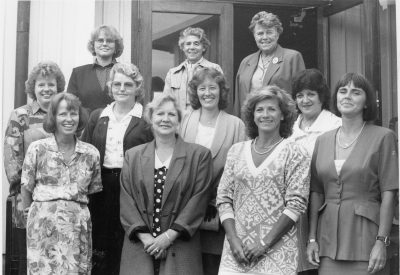 Grupp A - Hemtekniska yrkesskolan läsåret 1966/67 - 20 år senare  1. Marita Lindström ( gift Svensson + skild ) född Lindström, Hökhult i Locknevi  2. Katarina Gustavsson född Johansson, från Lidhem i Locknevi  3. Marianne Svensson, född Pettersson,, från Trösta i Blackstad  4. Kristina Lennstam, född Karlsson från Hamra i Vimmerby  5. Anne-Mari Ottosson, född Johansson från Tuna död - 46 år  6. Mary-Anne Cederlöf, Ingemarsson från Emtö i Locknevi  7. Lena Froode från Blackstad  8. Marika Fransson från Torsmåla i Rumskulla  9. Kristina Westerström född Lindgren från Rumskulla  10. Gullan Johansson, vävlärare, Drottninggatan 39. Vimmerby  11. Märit Gustavsson hushållslärare, Örsåsa, Gullringen.             