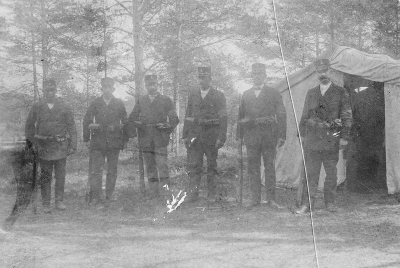 Från vänster  Albin Ericson Näs,  Axel Flink byggmästare,  Emil Gustavsson riksdagsman,  Konrad Jönsson slaktare,  Axel Almér plåtslagare,   Oscar Johansson sadelmakare.  Moblisering 1914 vid bron Nybble        