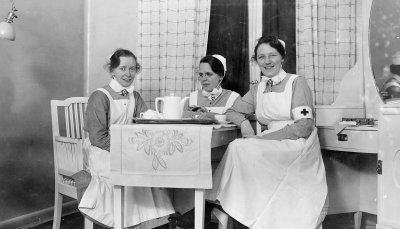 Vimmerby sjukstuga 1929 Fr.v. Syster Adel, Syster Febe, Syster Eva gift Brynjer. T.E.