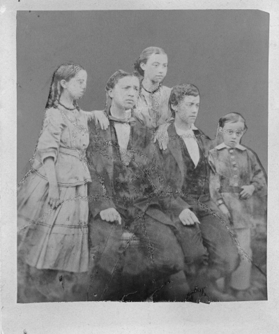 Till moder Augusta från Herman Rosin. Umeå 1879.  Syskonen Rosin, barn till lantmätare Mathias Rosin Vimmerby och hans maka Augusta  född Malmgren. Från vänster Sigrid född sept. 1849   Herman född 1 dec. 1841,  Laura född 19 dec. 1845,  Wilhelm född 25 nov. 1843,  Bernhard född 24 juni 1852.  Med hälsningar från Gunvor - Rosin - Danielsson.    