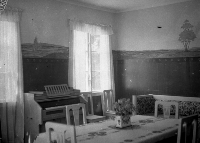 Barnhemmet, Krön
"Meddelande
På förekommen anledning får jag härmed bedja de lantbrukare, som på hösten 1927 skänkte en del timmerstockar för uppförande av barnhemsbyggnaden i Vennebjörke, vända sig till mig före den 15 april för utfående av den ersättning, vartill de kunna anse sig vara berättigade. Då jag ej vet om barnhemmets verksamhet kommer att fortsätta efter detta års utgång, vill jag hava klarhet i denna sak. Vimmerby den 21 mars 1940. Mimmi Ingeström"
Vimmerby Tidning 20/3 1940



Dok.080214/RS