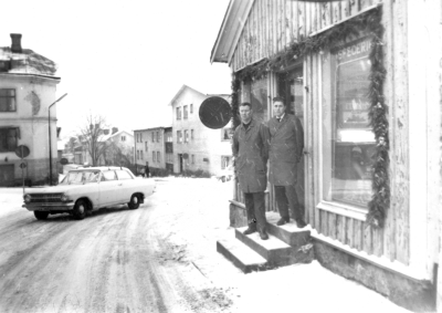 Stångågatan, Gottfrid Peterssons affär julskyltningen 1969. Från vänster 1. Erik Pettersson, övertog affären efter fadern 2. Sture Engdahl, affärsbiträde.  Affären    upphörde1970.  Till vänster gamla apoteksbyggnaden.   