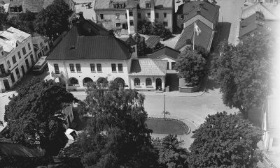 Från kyrktornet
Närmast till vänster Rektorsgården senare stadsbibliotek. Huset längst till vänster Jordbrukskassan, huset i mitten är Handelsbanken 
Korsningen Drottninggatan / Sevedegatan