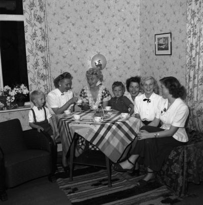 ? Ernstad
- korvhandlare Svenssons dotter -

Dok.111027/KG