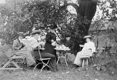 Från vänster: 1. Hedvig Forsell 2. Ingrid Forsell 3. ? 4. Göta Tisell 5. Ingeborg Forsell