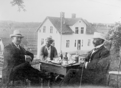 Borgmästargården, i bakgrunden, smeden Nilssons fastighet vid Sevedegatan, utsikt från Borgmästargården. Från  vänster 1. Arvid Forsell, veterinär  2. Otto Ossian Wahlberg 1875-1913. Borgmästare efter fadern Otto, Gustaf Wahlberg 1833- 1907  3. Lind, doktor.   
