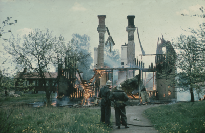 Husbrand (kontrollerad) Scoutstugan i bakgrunden

090427/KG