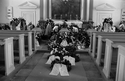 Kyrkan          
3 begravningar samtidigt
