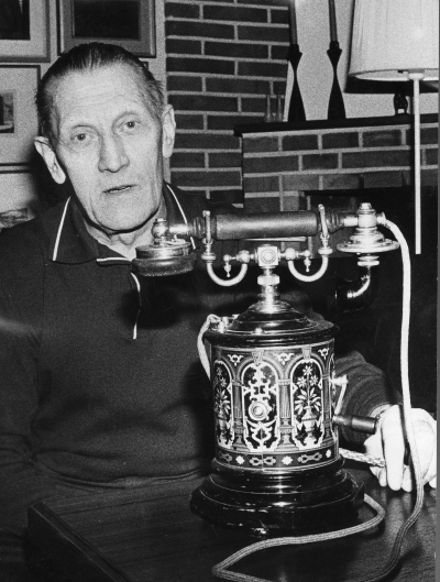 Bordstelefonen "Kaffekvarnen" Fick byta mot 1 ex. av "Tassen" med föredetta skrothandlare Borg i Linköping hösten 1973.  