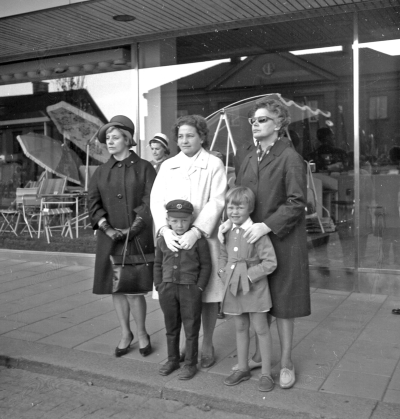Första maj

Stående från vänster: 1. ? 2. Majken Karlsson 3. Elsie Eriksson

Dok.110601/KG