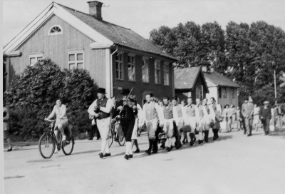 Folkdanslaget 6 juni vid Västra Tullen. Spelmännen är från vänster. Gustav Lindqvist  Kisa, Paul Lind Vimmerby.                           