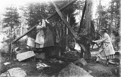 Knut Lindberg  Iris Lindberg  x2              U.F.
stenbrytning ?