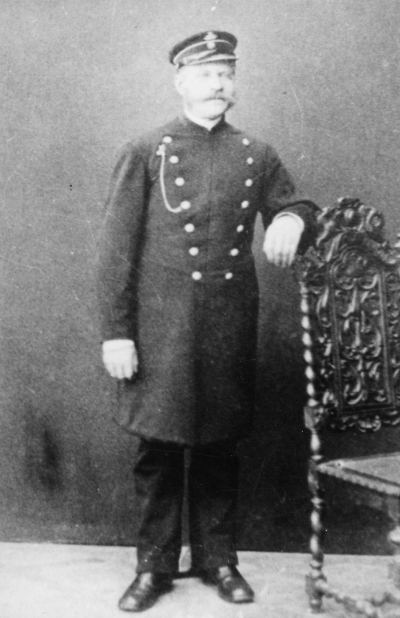 Anders Augustsson
Stadsbetjänt
Född i Vimmerby socken1845-09-03
död oktober 1906   