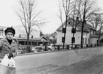 Gamla skolan, revs 1972. Marianne Andersson, stödledare Vimarskolan.
Evangeliska Fosterlandsstiftelsens hus användes som Folkskola när ordinarie Folkskolan användes som karantän för flyktingar från Estland.
Senare var huset möbelaffär där Lörven Eriksson sålde möbler, han hade tidigare haft affären vid Källängsparken

Dok.090206/SJ