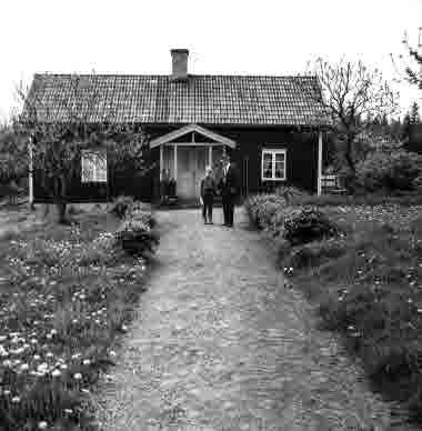 Sixten Falleskog och dotterson 1967   
Perstorpet som ligger vid Vilsjön på vägen mellan Falla och Gryssebo