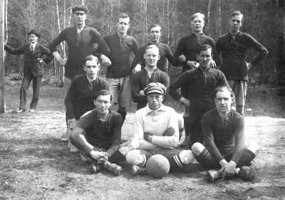 Vimmerby  IF:s  A-lag, taget i Kisa. Översta raden från vänster. 1. Gustav Strömdahl, Mekaniska i Jamestown U.S.A. (son till målare Strömdahl)  2. Karl Olsson, Chaufför  3. Karl Malmberg, Snickare sedan egen fabrikör  4. Axel Hallberg, Träindustriarbetare "Pojken"  5. Erik "Pirre" Fransson Stenläggare  6. Oskar Malmberg Urmakare  7. Torsten Johansson, Affärsbiträde ( Klipp )  8. Ragnar Gustavi, Läroverksadjunkt Samrealskolan  9. Einar Elg, Tandtekniker  10. Erik Hallberg, Kontorist sedan Fabrikör  11. Sten Ek, Sprithandelsbiträde  12. Teodor Gustavsson, Snickare, Fiolbyggare Dencopuer m. m.         