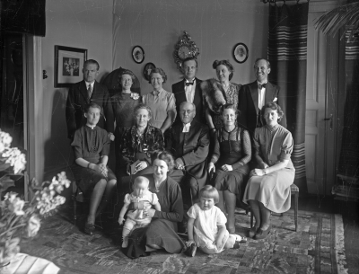 Kyrkoherde Nyberg sittande i mitten