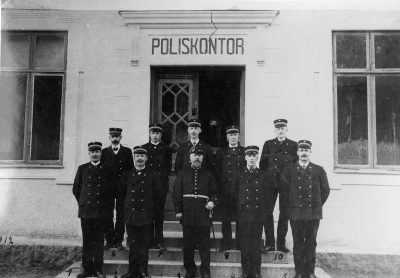 1 Anton Halldén, Överkonstapel född 1881 -
   död 1953
2 Gottfrid Dervinger, Slaktare, extrapolis
3 Oscar C, Söderling, Polischef och stadsfiskal
4 Gustaf Johansson, Polis född i Frödinge    1885-död1965 i Vimmerby
5 Ludvig Karlsson, Rådhusvaktmästare, 
   extrapolis född 1874-
6 Adolf Fredrik Nyström, Skomakare  extrapolis f.-d.
7 Axel Rinaldo
8 Gustaf Andstedt, Polis. född 1886-död 1961
9 Oscar Palm, Extrapolis född 1856-12-11
   död1935-11-13
10 Axel Sköldborg, Tingshusvaktmästare,
     extrapolis, född 1872-död1959
Polisen vid starten 1908 